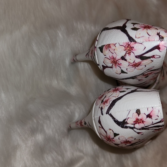 NWOT !! SHOEDAZZLE HEELS. - Picture 6 of 6